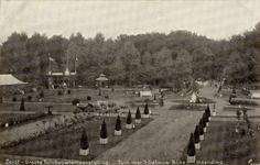 16206 Overzicht van de gazons en perken met bloembakken en planten voor het Gebouw van de Rijksinzending op de Grote ...